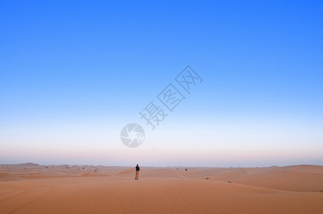 一个人独自站在瓦特巴沙漠里图片