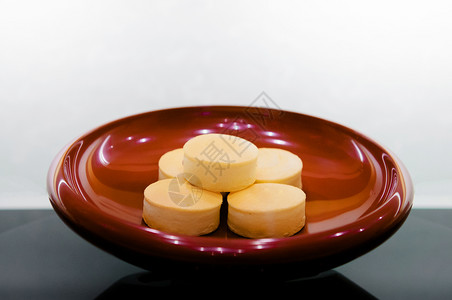白色背景的红盘子意大利豆饼图片