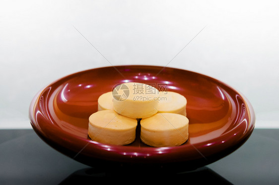 白色背景的红盘子意大利豆饼图片
