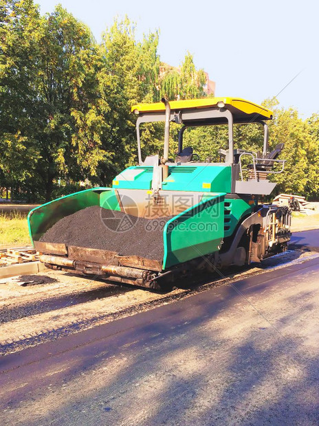 重型机械在铺修道路图片