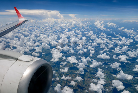 飞机窗口的美丽云层图片