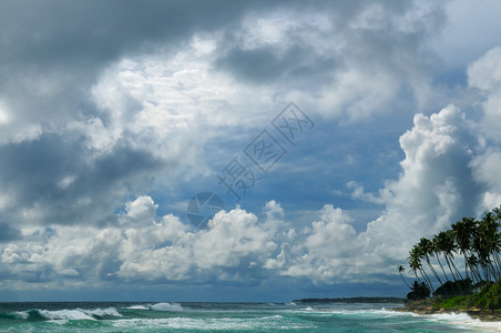 srilank海岸线的地平上有暴雨和热带风图片