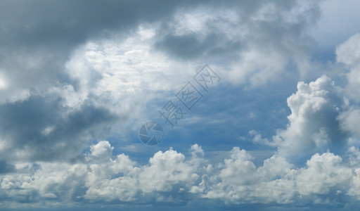 美丽的乌云慢地在天空中飞翔宽广的照片图片