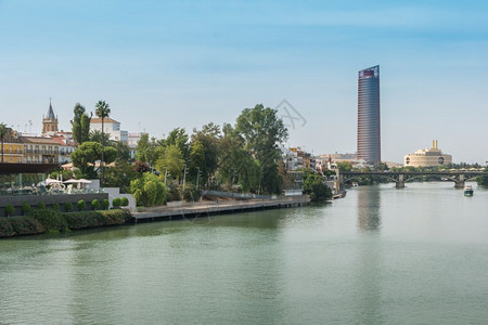 河水塞维尔塔三角桥塞维尔西班牙图片