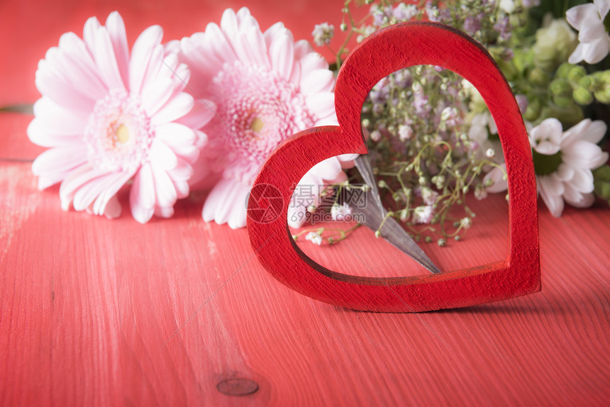 浪漫的画面有明亮红木心和一束可爱的花朵在木桌上一个爱的概念情人节或贺卡图片