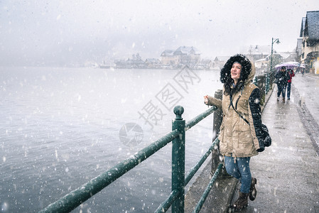 与一位年轻女子起欢笑和享受雪花的冬季喜悦主题形象图片