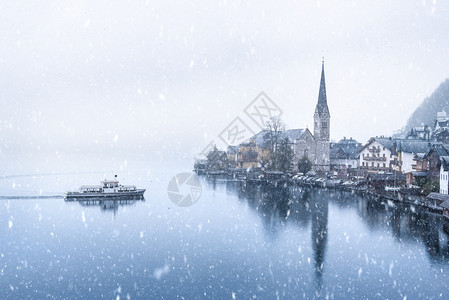 冬季小镇下着雪图片