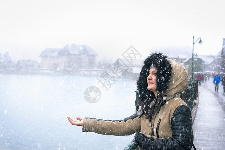 美女用手来抓雪花图片