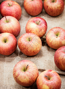 披着麻布的新鲜红粉Aomrifuj苹果图片
