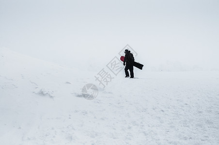 冬季在哈科达山的雪暴中行走图片