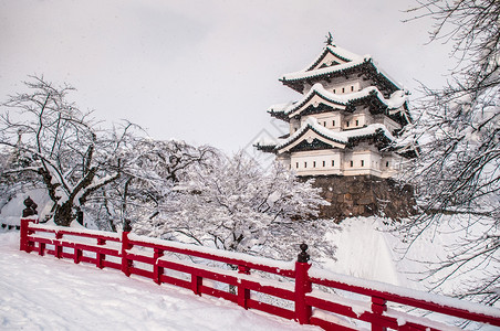 冬中白龙崎城堡和红木桥图片