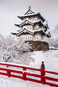 冬中白龙崎城堡和红木桥图片