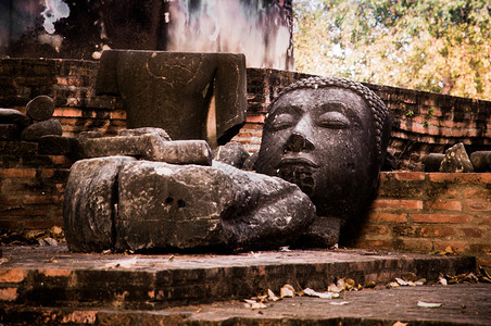 泰国大城府mahathat寺的佛像废墟图片