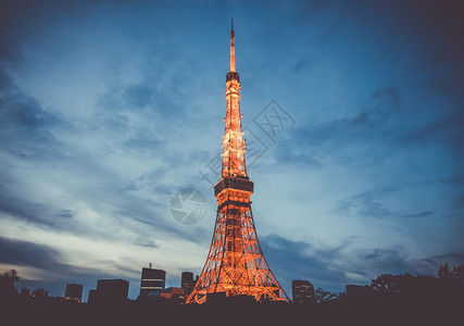 东京塔和城市在晚上日本东京塔在晚上日本背景图片