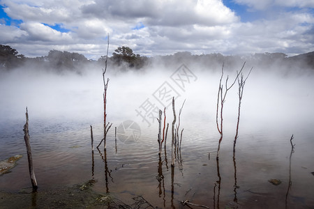 新西兰旋流火山区湖和森林高清图片