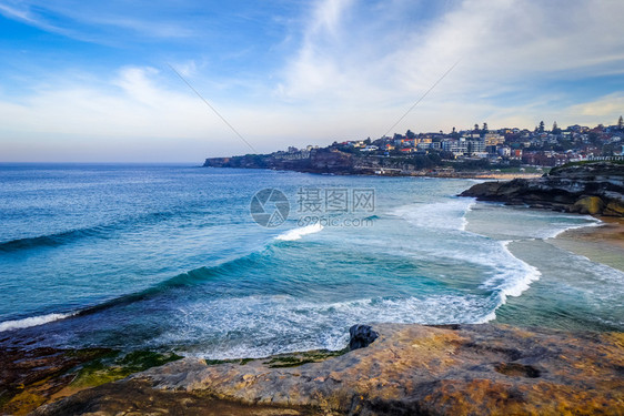 碧蓝的海洁白的海浪拍打在岸上图片