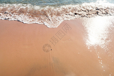 沙滩上柔软的波浪图片