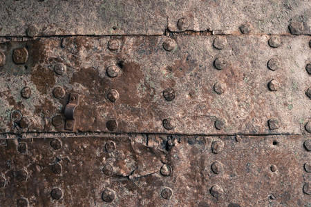 生锈的金属质料坚固的铁板古老锈门上刺青古老粗金刚石质料图片