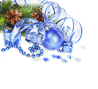 由蓝色圣诞舞会和绿圆形树枝组成的圣诞节白底隔离图片