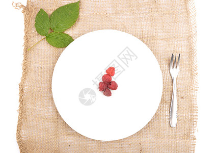 盘子上和黄麻的红莓图片
