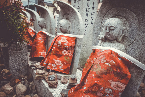 Jizo雕像有红字在阿拉皮山寺京都雅潘图片