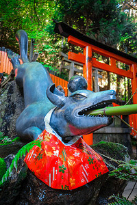 狐狸净化喷泉在fushimiinaritaishatorii神社京都日本狐狸净化喷泉在fushimiinaritaisha京都日图片