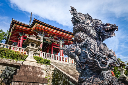 古龙雕像京都Japn在京城寺庙前的神龙雕像京都日本神庙前的龙雕像图片