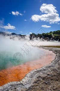 罗托鲁瓦湖沸腾火山高清图片