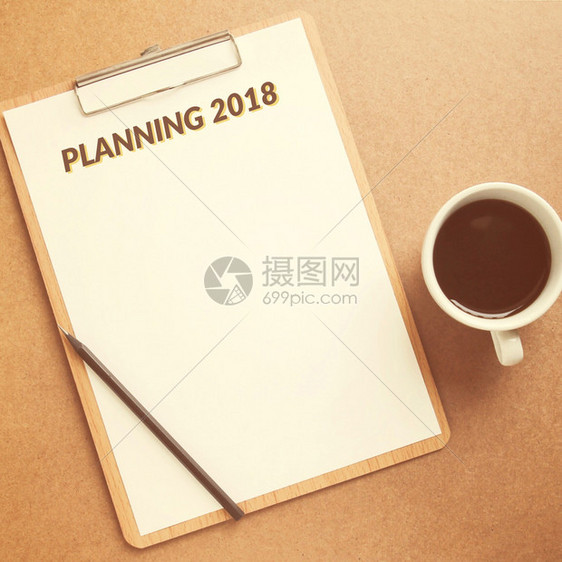 规划2018年空白剪贴板上的棕色背景顶视图和最小风格上加热咖啡图片