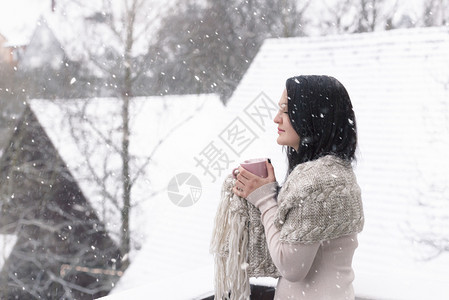 站在阳台上享受第一场雪图片