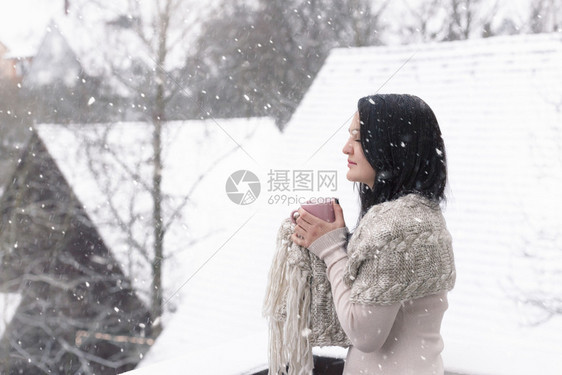 站在阳台上享受第一场雪图片