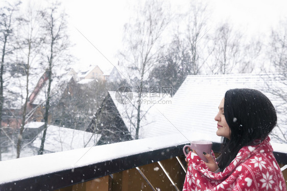 站在阳台上享受第一场雪图片