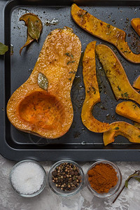 在烤盘上用盐甜辣椒和百合香肠煮熟的烤切碎胡桃花瓜图片