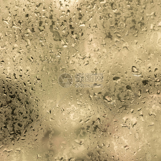 以暖色背景的玻璃表面湿水滴图片