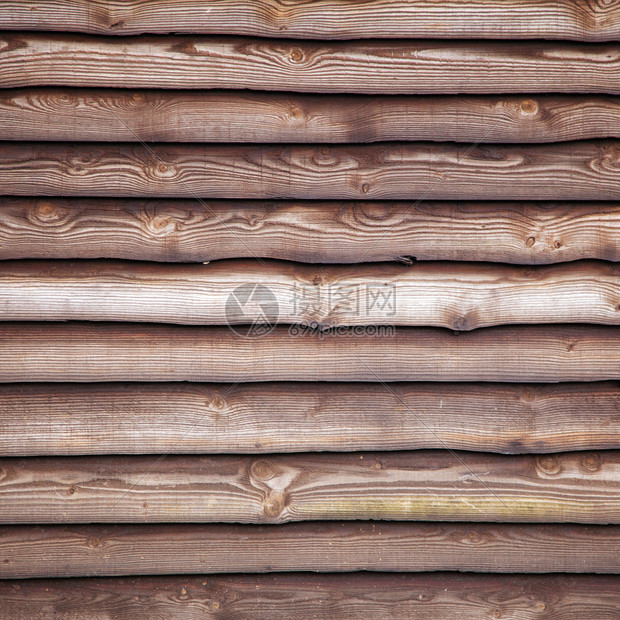 农场谷仓墙外的棕色清漆木板