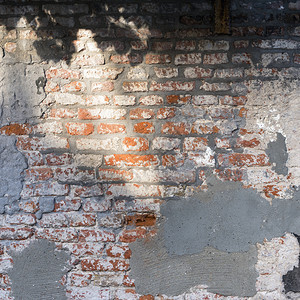 一块古老的废旧砖墙和一些土木砖图片