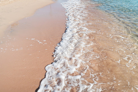 沙滩上的海浪图片