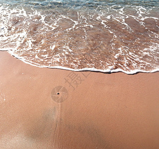 沙滩上柔软的波浪图片