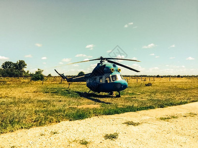 直升机在阳光明媚的夏日直升机在停坪上图片