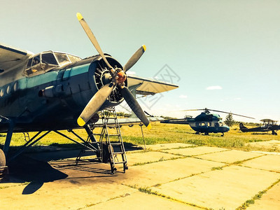 战地废弃的俄罗斯军用直升机图片