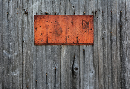 木制墙上生锈的金属标志复制空间图片