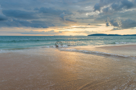 在海边度假在海边美丽的日落海边有山在海边有山图片