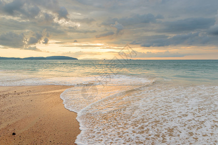 清新美女在天台海浪在泰国沙滩上的冲浪海面有美丽的天空背景
