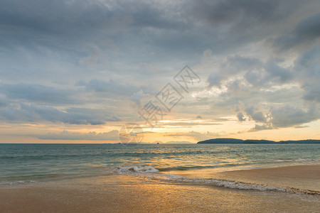 明信片的海景和明信片日落时的海景山色在泰河边地平线上图片