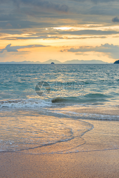 日落时美的开阔海地平线上有山峰图片