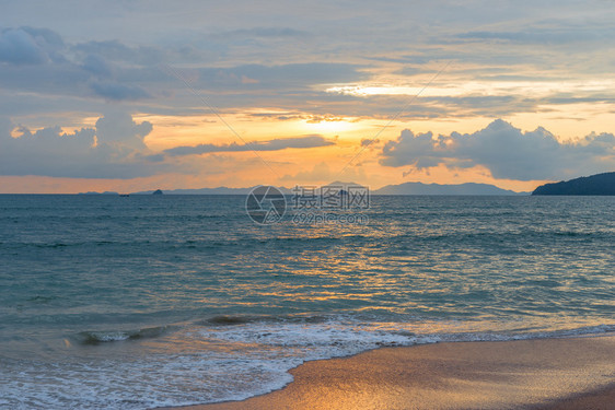 咸海沿岸橙色调的令人愉快海落日图片