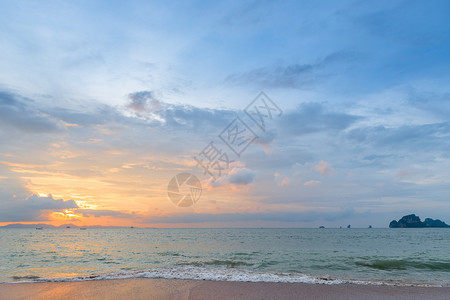边框左下角的美丽橙色日落泰陆和海景色图片