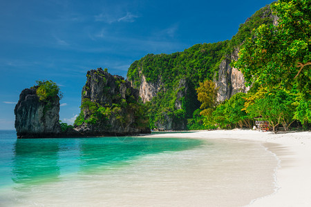 在一个美丽的地方访问泰国怀着陡峭岩石和好海滩的洪岛图片