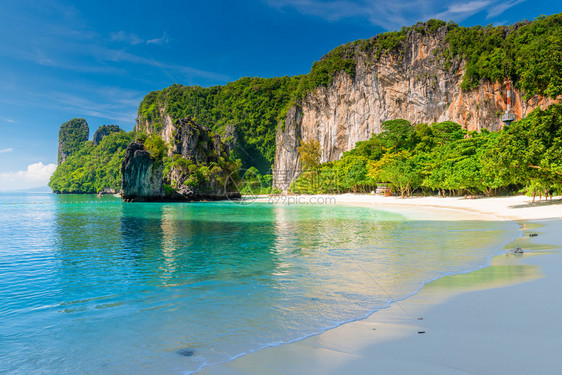 在阳光明媚的白天在泰国风景中的洪岛美丽海湾图片