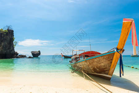 泰国海岸边的木制渔船图片